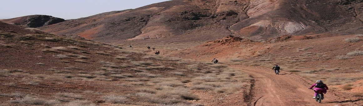 Cycling tour in Iranian desert